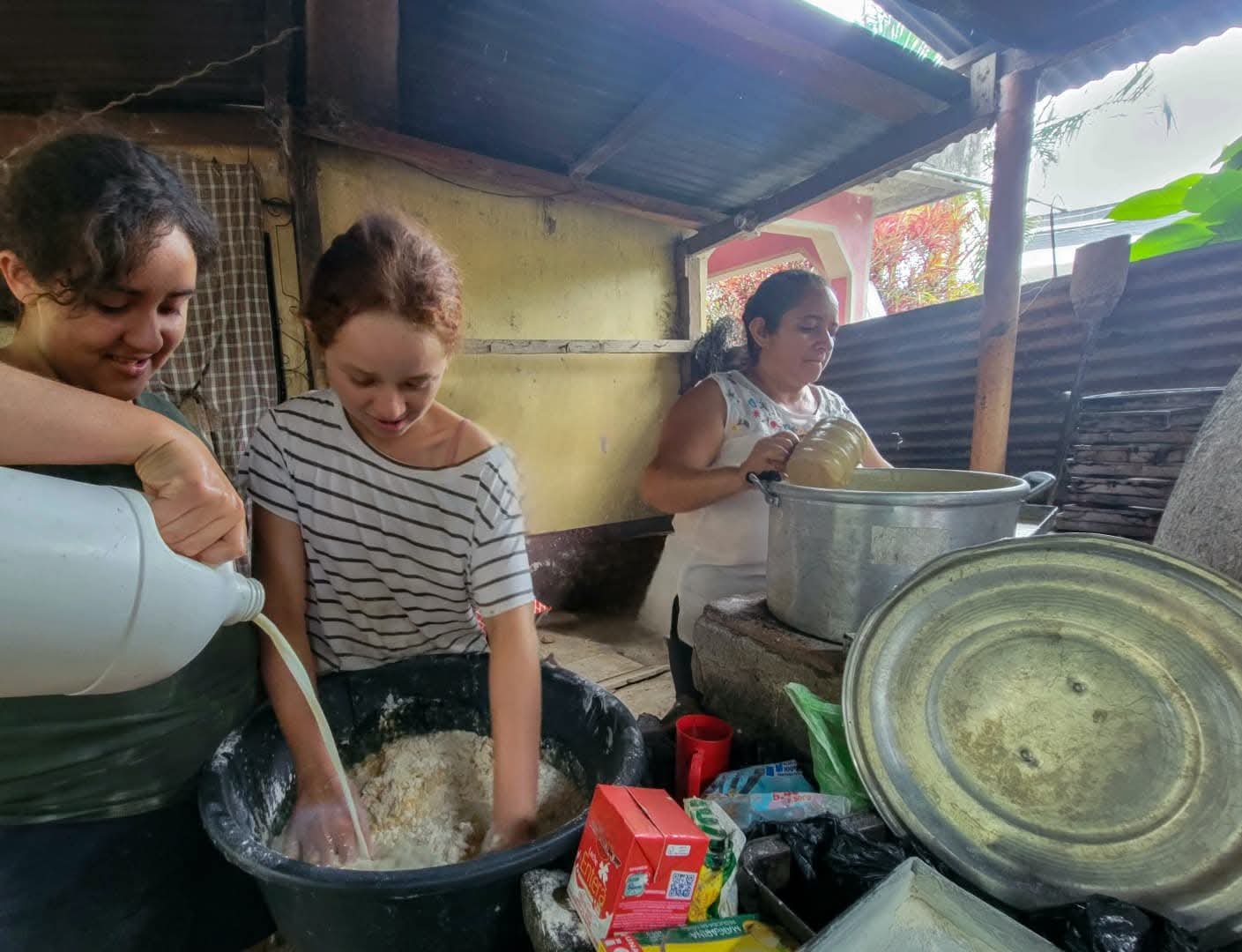  La tarea involucra a las mujeres de la familia Salazar que representan tres generaciones. Foto: Glenda Alvarez 